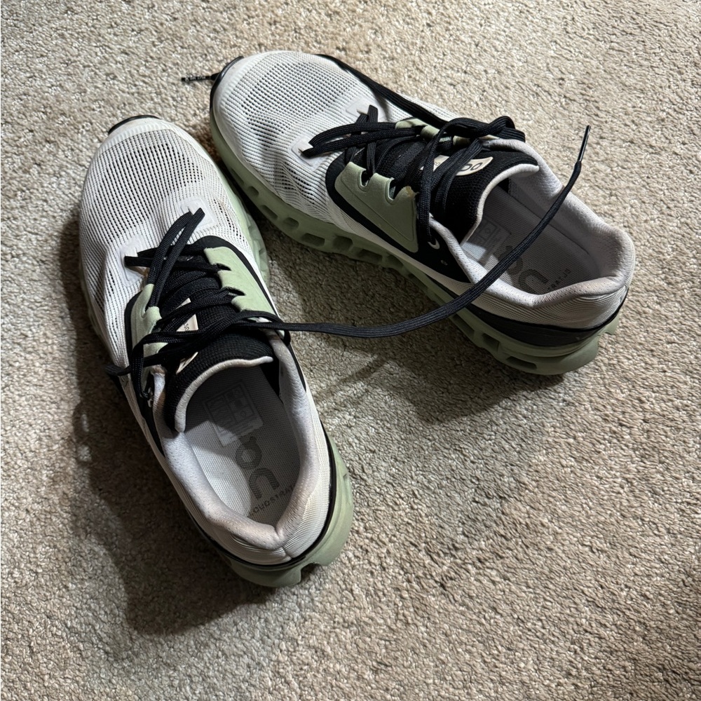 On cloud stratus ladies moss/white size 8.5